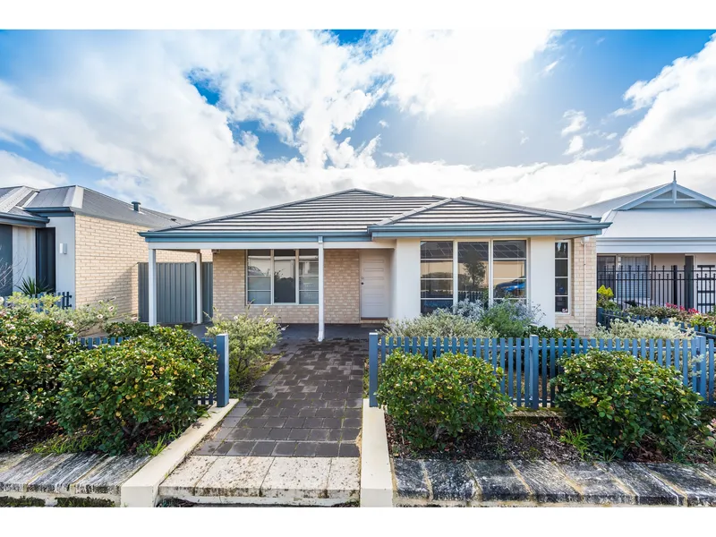 Lovely bright near new 3x2 Property in Alkimos Western Australia