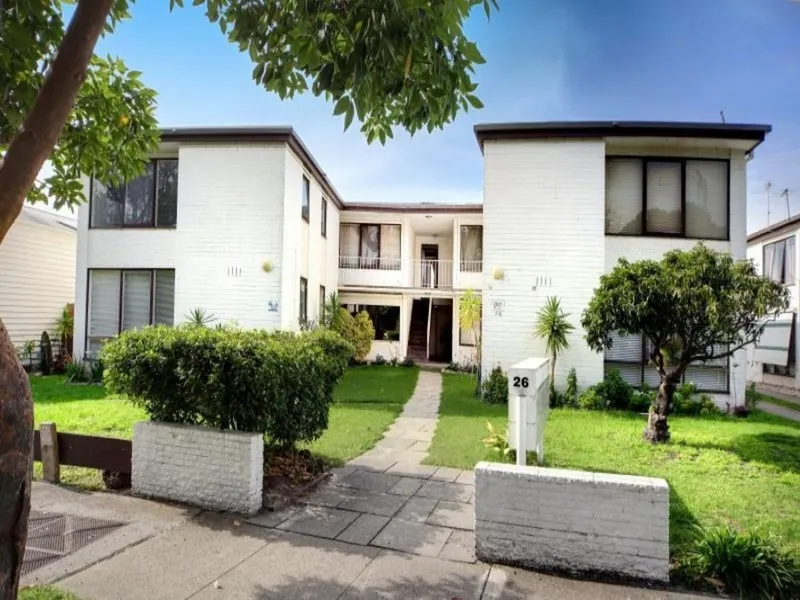 GROUND FLOOR ONE BEDROOM APARTMENT OVERLOOKING CAULFIELD PARK!