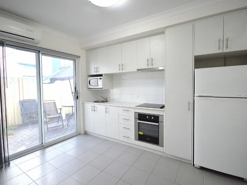 MODERN, LOW MAINTENANCE 2x1 HOME IN GREAT LOCATION