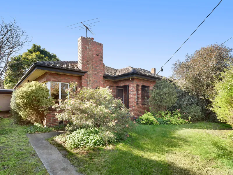 North-Facing Deco Gem Ready to Shine