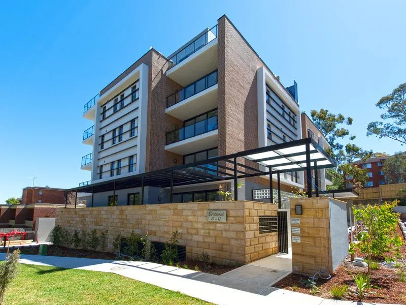STYLISH LIVING IN A MODERN APARTMENT - WITH STUDY!