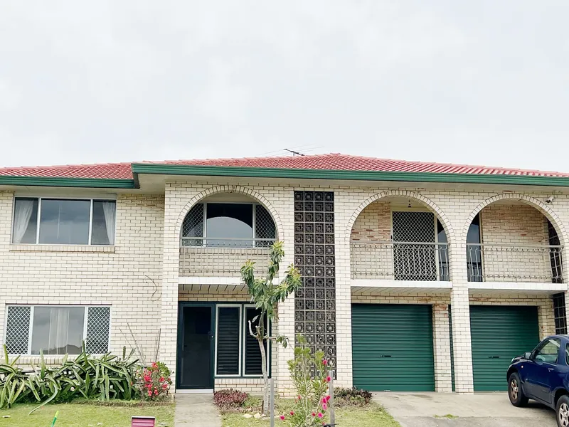 Amazing Dual Living and Pool Family home with 5 Bedrooms Large House