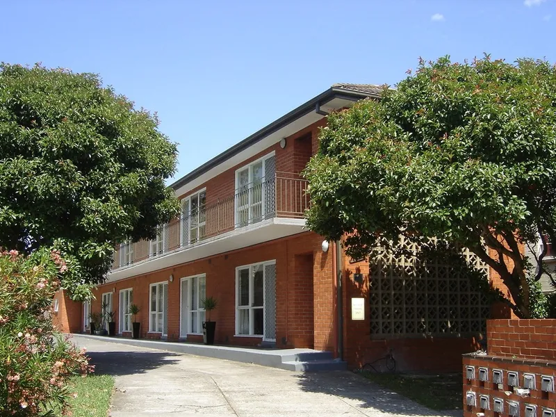 PERFECTLY POSITIONED SUNNY ONE BEDROOM APARTMENT WITH STUNNING GARDEN VIEWS AND PARKING