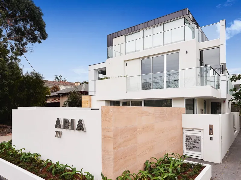 Modern Courtyard Apartment - Great Location in the Heart of Hawthorn