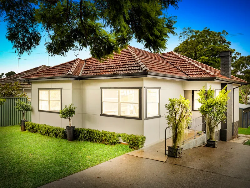 Contemporary cottage with large double garage & spacious yard