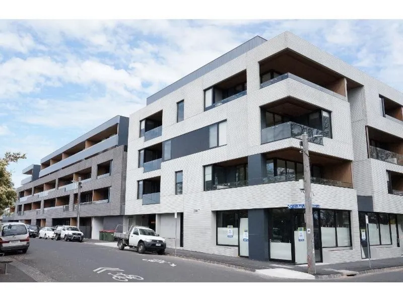 INNER CITY LIVING AT ITS BEST!