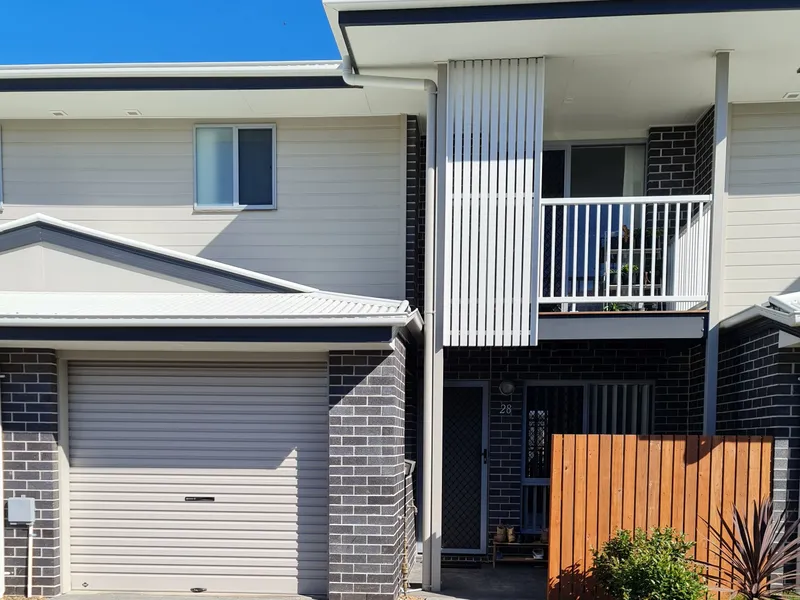 DIRECT STREET ACCESS - AIRCONDITIONED 3 BEDROOM 2 BATHROOOM TOWNHOUSE
