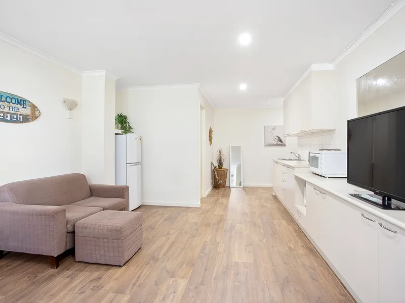 FULLY FURNISHED STUDIO APARTMENT IN THE HEART OF MANLY