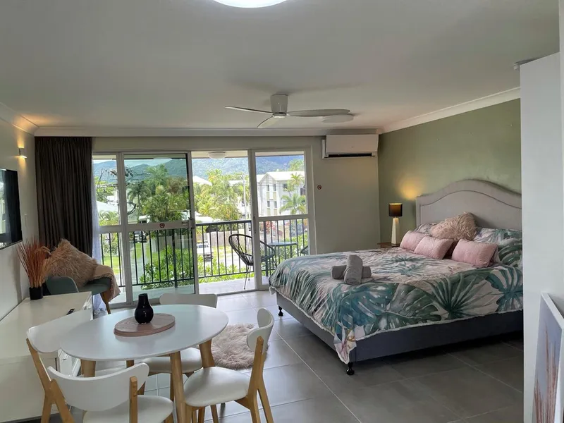 Simply Stunning – newly renovated, fully self contained air conditioned studio in quiet complex with pool