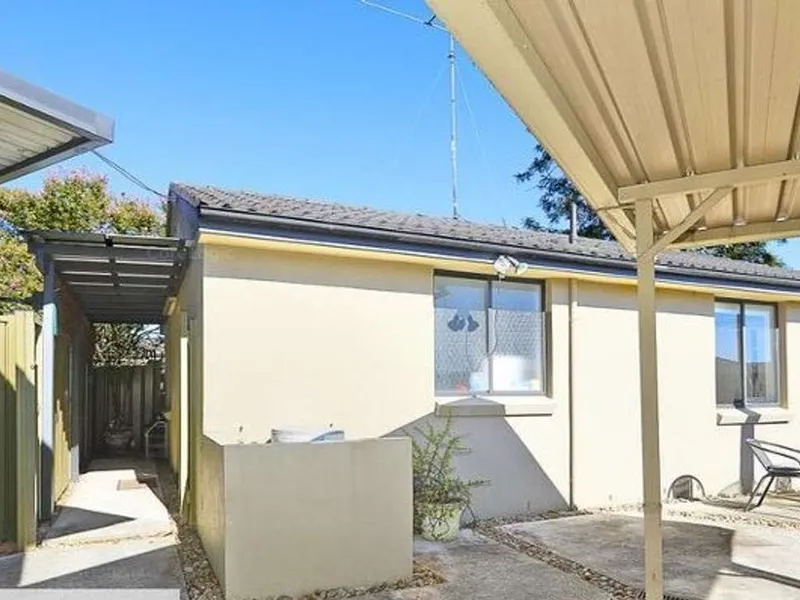 Conveniently Located Granny flat with Easy Access to Schools, Shops and Public Transport..!!
