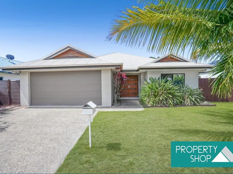 EXECUTIVE ENTERTAINER! GENEROUSLY SIZED FAMILY HOME WITH MEDIA ROOM & POOL!