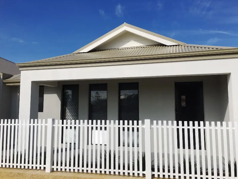 IDEAL BEACH LOCATION!