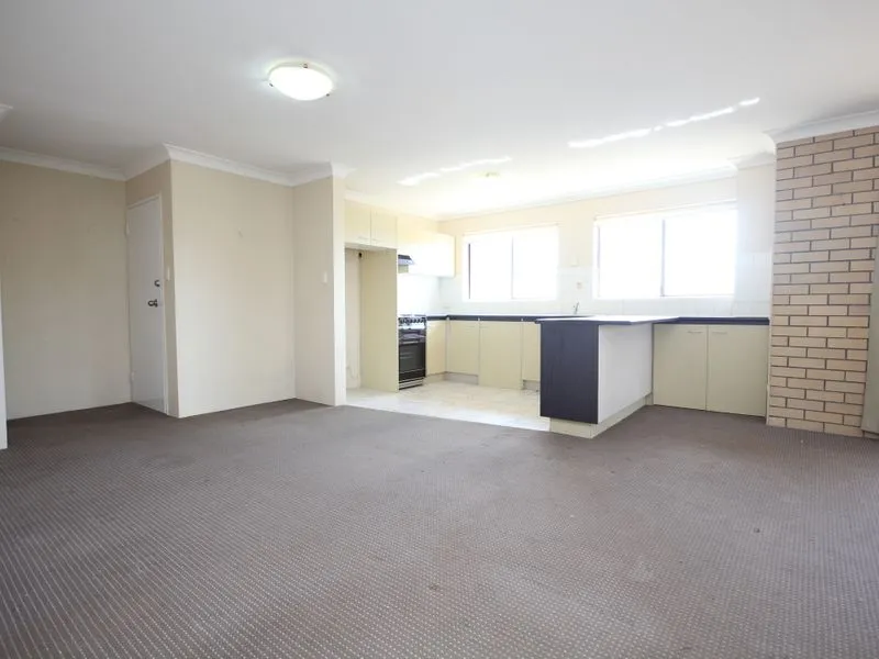 CENTRAL LOCATION - TOP FLOOR WITH VIEWS 