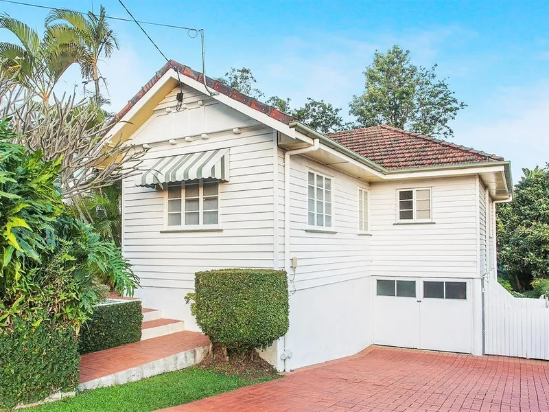 Garden oasis jut a few clicks from CBD