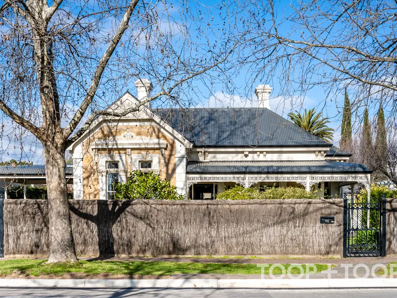 Enchanting Villa Perfectly Positioned with Glorious Surrounds