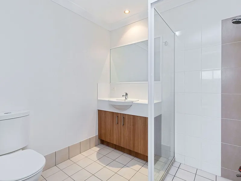 Pet Friendly, king size main bedroom & bathrooms, Air ConditioningP
