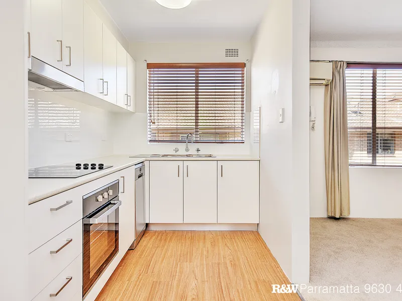 STYLISH AND RENOVATED TWO BEDROOM UNIT IN A PRIME LOCATION