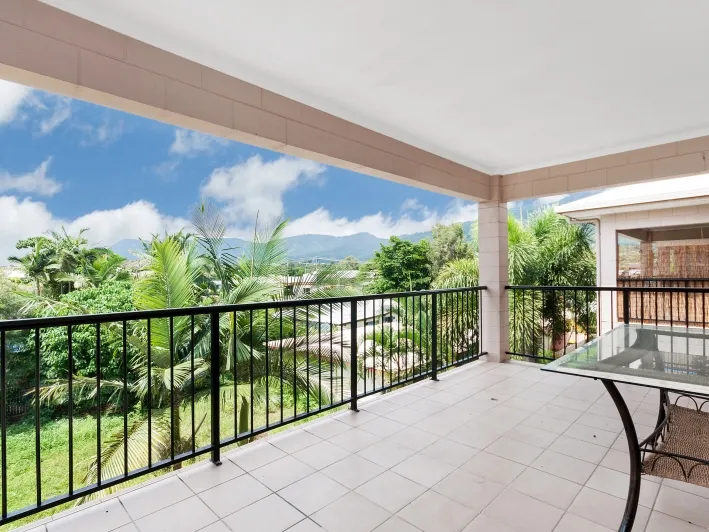 MODERN 2 BEDROOM TOP FLOOR APARTMENT