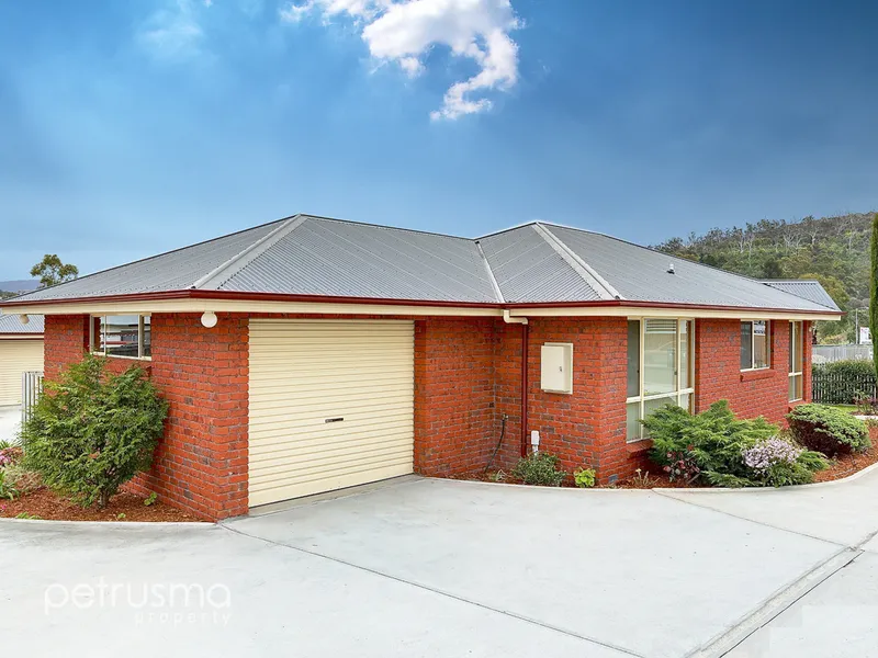 Sunny villa in super convenient location.