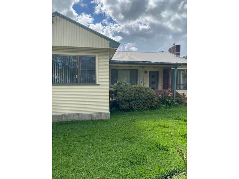 WALK TO WATERS EDGE AND CAFES