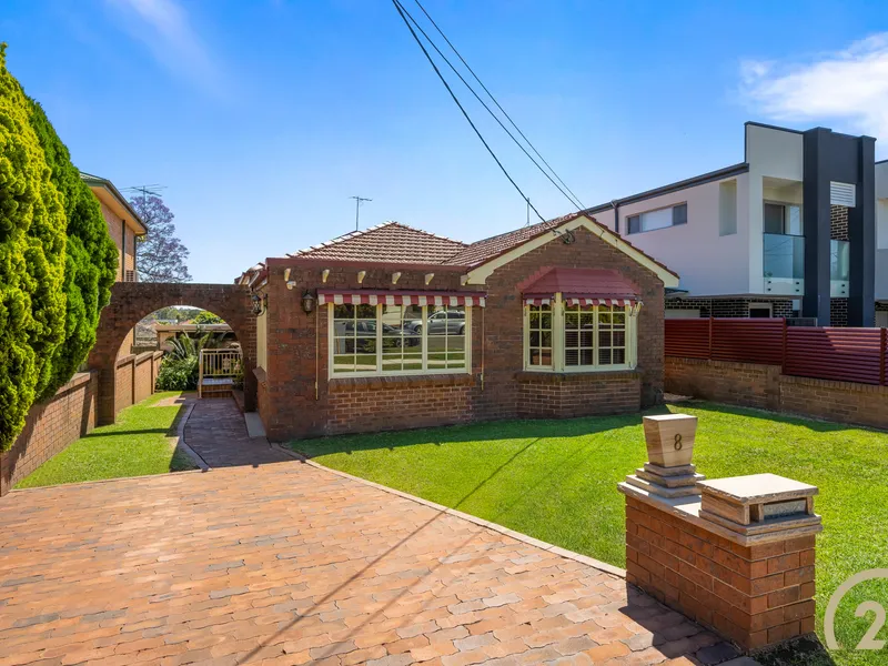 DECEASED ESTATE - 2 LOTS - BRICK HOME