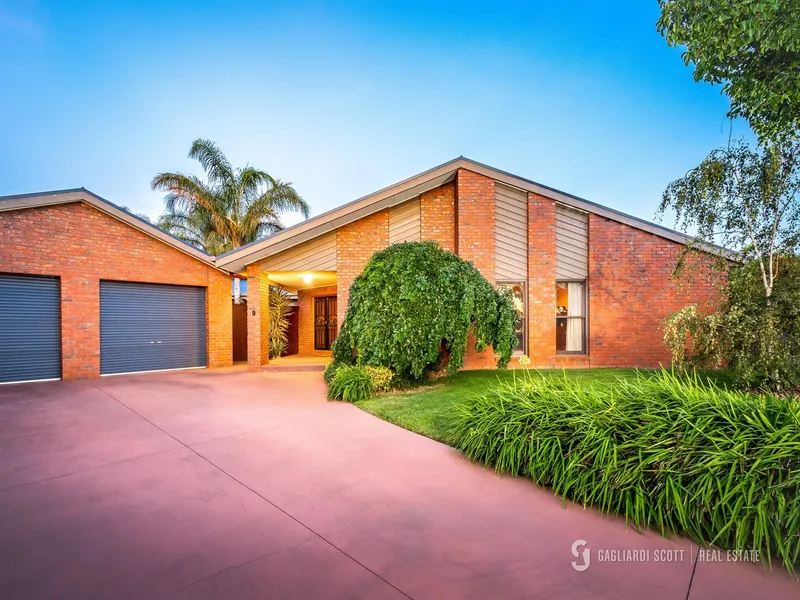 Spectacular Home in Ross Allan Estate With A Pool