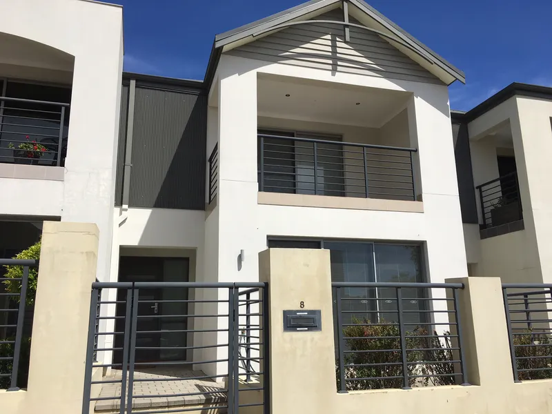 IDEAL LOCATION, WALK TO THE STATION, LOVELY TOWNHOUSE