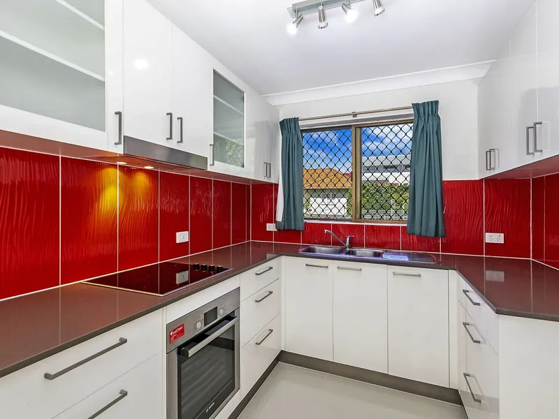Newly renovated townhouse close to Greenslopes shopping centre