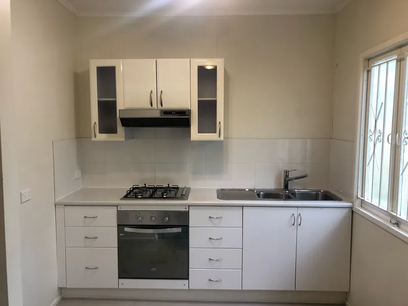Large 1 bedroom flat. Close to QUT.