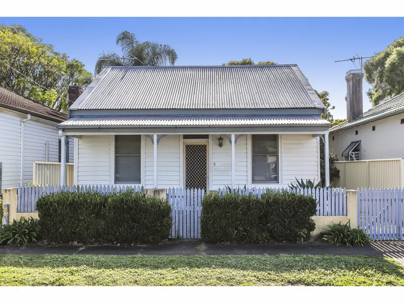 THREE BEDROOM FAMILY HOME IN GORGEOUS TIGHES HILL