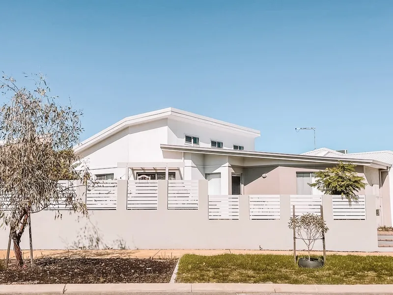 Low Maintenance Lifestyle - Close to Everything