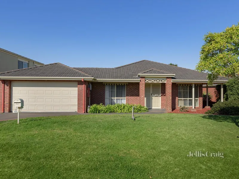 Single level gem with triple living space