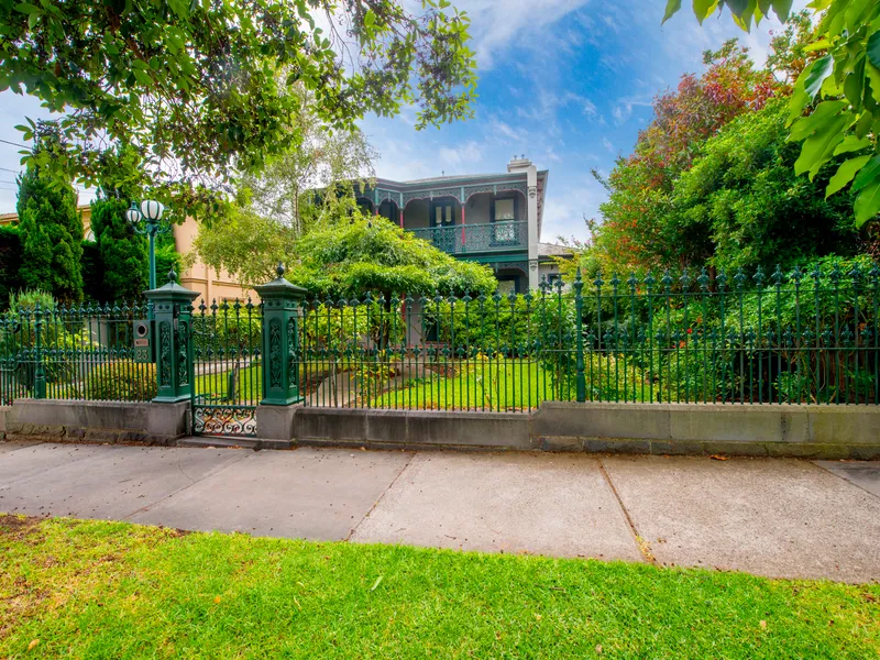 EXECUTIVE HOME IN BLUE RIBBON ESSENDON