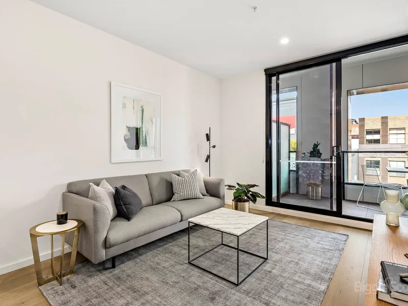 SPACIOUS APARTMENT IN PRIME RICHMOND LOCATION