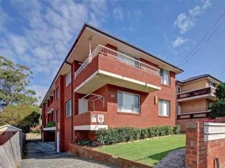 TWO BEDROOM UNIT WITH LOCK-UP GARAGE LOCATED WITHIN LEST THAN 5 MINUTES TO STATION, SHOPS, SCHOOL