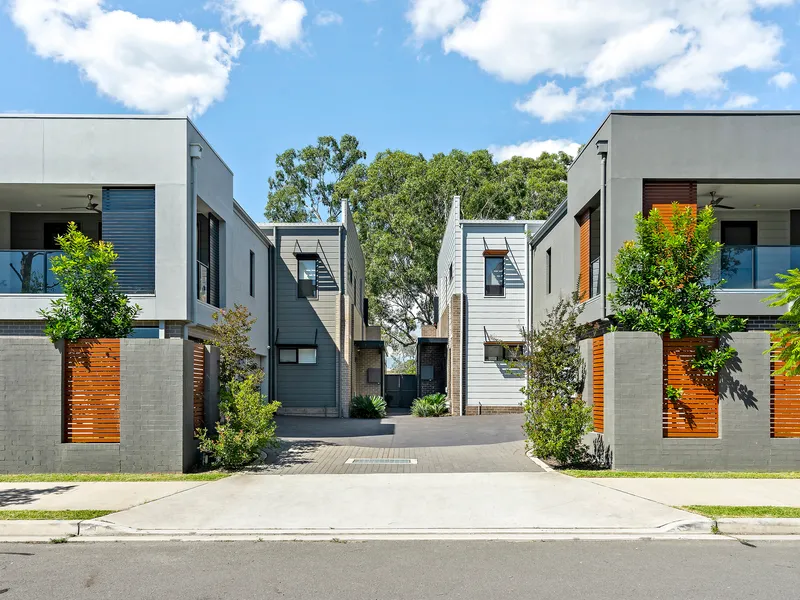 IMPECCABLE SINGLE-LEVEL LIVING