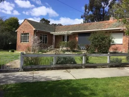 Lovely three bedroom home close to town!