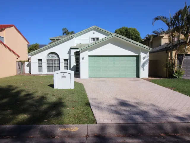 Large Ashmore Home - Walk to the River!