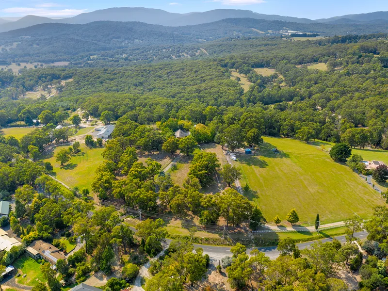 32 Country acres & big family living