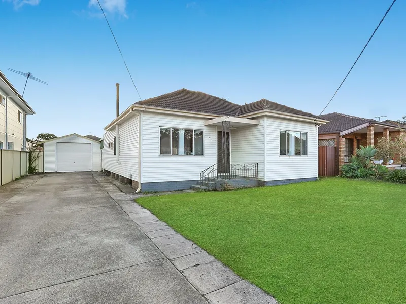 4 BED ROOMS Family home for RENT $ 520 PW. Wouldn't last long. Don't miss it.