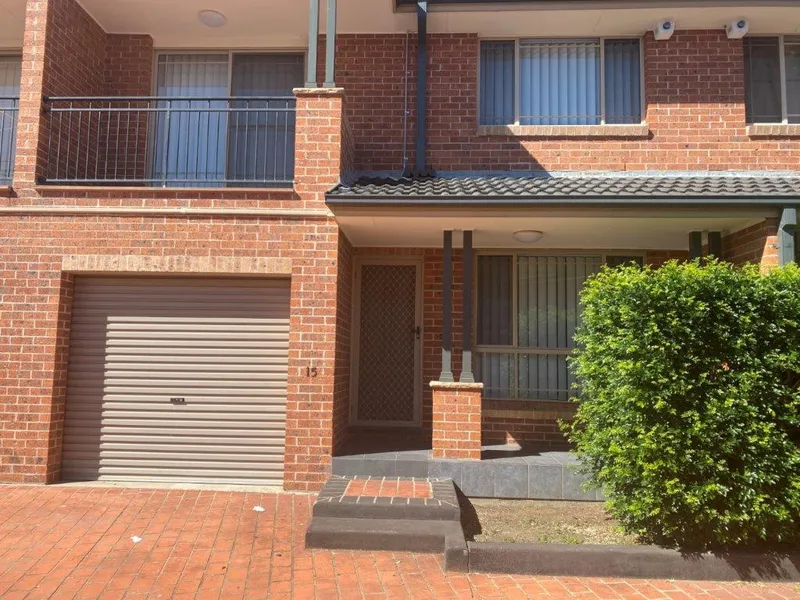 3 Bedr TH with air-con & carpets, garage