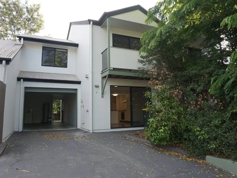 Camp Hill Townhouse - spacious and well positioned