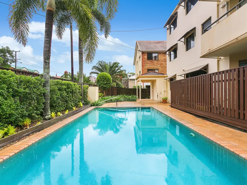 Tidy central Coolangatta apartment