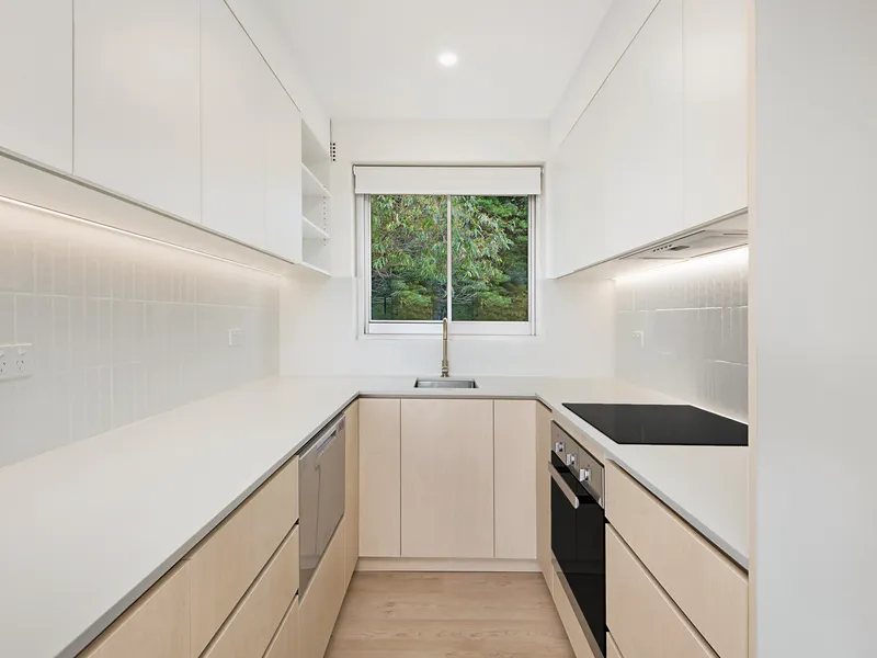 STUNNING TWO-BEDROOM UNIT JUST MOMENTS TO COOGEE BEACH