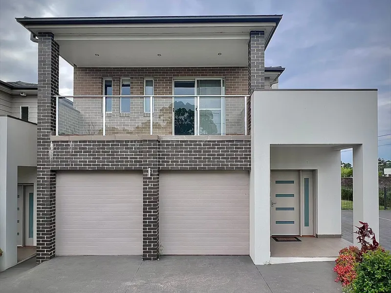 4 BEDROOM HOME LOCATED IN A BOUTIQUE COMPLEX IN A CENTRAL LOCATION!