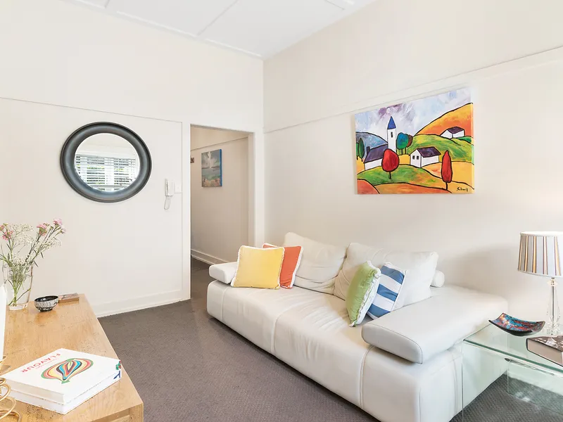 Boutique Art Deco apartment footsteps from Sydney's Harbour foreshore 