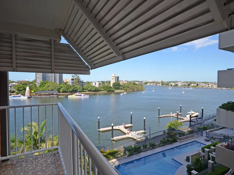 Beautiful 2 bedroom 3rd floor on river.