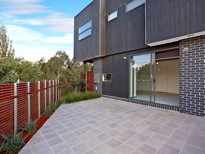 THE ULTIMATE ENTERTAINER