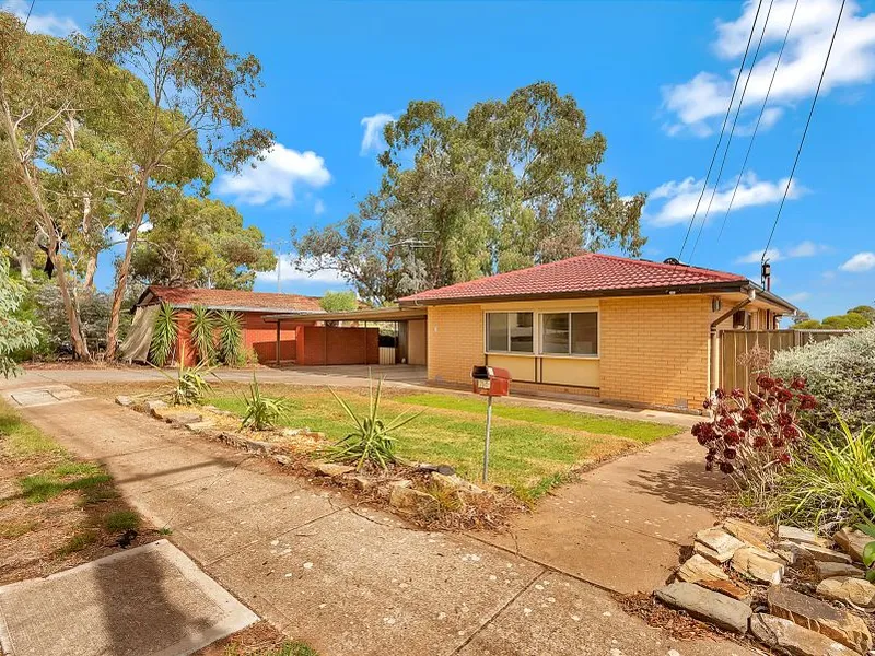 SUPERB FULLY SELF- CONTAINED UNIT- GREAT LOCATION OPP RESERVE-EXCELLENT PARKING-SOLAR PANELS