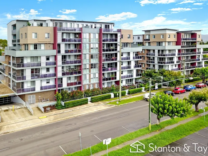 Beautiful Near New Apartment in the heart of the CBD